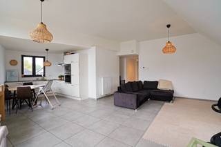 Dit appartement is gelegen op de tweede verdieping (toegankelijk via lift) van de residentie “De Vlinder” en dus nabij centrum Buggenhout. Het appartement heeft een inkomhal, berging, ruime leefruimte met open keuken, apart toilet, badkamer en zeer ruim terras. Privatief is er een trap naar de hoger gelegen verdieping waar de 2 slaapkamers zich bevinden. Dit appartement is beschikbaar vanaf 1 augustus. Heeft u interesse of verdere vragen? Neem gerust contact op via 052/41.41.94!<br />Huurprijs: 1.050 EUR + 60 EUR vaste kosten<br />Referentie: 5664