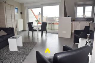 <em><strong>Duplex appartement in residentie Sevilla vlak bij het centrum</strong></em><br /><br />Op de <strong>4de verdieping</strong> : inkomhal, ruime lichtrijke woonkamer met zonneterras en open ingerichte keuken (met warme lucht- en microgolf oven, vaatwasser, elektrische kookplaat). Slaapkamer met douche en wastafel, apart toilet en een berging met aansluiting voor een wasmachine.<br /><br />Op de <strong>5de verdieping</strong> : grote slaapkamer met veluxraam, badkamer met ligbad, douche en lavabomeubel. Alsook een apart toilet.<br /><br />Op slechts 300 meter van het strand!<br /><br /><strong>EXTRA'S :</strong>
<ul>
	<li>Privatieve kelder</li>
	<li>Ruime gemeenschappelijke fietsenberging</li>
</ul>
<br /><strong>FRAIS </strong>: <br />Huur : € 850 / maand <br />Syndic : € 70 / maand<br /><br />Onmiddelijk vrij <br />Contract: 3-6-9jaar<br /><br /><span><em><strong>Gelieve ons te contacteren om een afspraak te maken. </strong></em></span><br /> 