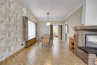Deze woning is centraal gelegen in Dessel, vlakbij het kanaal Bocholt-Herentals op fietsafstand van het centrum en lokale winkels. Er is een vlotte verbinding naar omliggende gehuchten en gemeenten, alsook naar de E34 Antwerpen–Eindhoven.<br /><br />Via de inkomhal, met vestiaireruimte, kom je in de L-vormige woonkamer, die is opgedeeld in een zit- en eethoek. Dankzij de grote ramen geniet je hier van aangename lichtinval, terwijl de inbouwhaard zorgt voor extra gezelligheid in de koude wintermaanden. De keuken werd in 2018 vernieuwd en is voorzien van een koelkast, combi-oven, stoomoven, inductiekookplaat, afzuigkap, vaatwasser, dubbele spoeltafel, granieten werkbladen, voldoende kastruimte en een ontbijthoek. De veranda, voorzien van inbouwkasten, fungeert een groot deel van het jaar als extra leefruimte. Verder is er een apart toilet en een wasplaats/berging.<br /><br />Het slaapgedeelte bevindt zich vier treden hoger. De nachthal geeft toegang tot drie slaapkamers, waarvan twee voorzien zijn van inbouwkasten, en een volledig betegelde badkamer (2018) met ruime douche, wastafel in meubel, extra toilet en een inbouwkast.<br /><br />De woning beschikt over een ruime droge kelder; het overige deel is kruipkelder. Via een luik met uitschuiftrap bereik je de ruime zolder, die nog extra mogelijkheden biedt qua inrichting. Het dak en de bijhorende isolatie werden in 2020 volledig vernieuwd. In 2021 werden bovendien 12 zonnepanelen geïnstalleerd. De ramen dateren van 1992.<br /><br />In de tuin is er een ruime gemetselde garage met extra opbergruimte, een houten tuinhuis en een bijkomende bergruimte, bijvoorbeeld voor het stockeren van hout.<br /><br />Deze woning werd degelijk gebouwd en is altijd goed onderhouden. Ben je op zoek naar een ruim ingedeelde woning met veel opbergruimte? Dan is deze woning zeker het bekijken waard.<br /><br />— stedenbouwkundige inlichtingen in aanvraag —