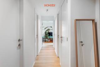 Met plezier bieden we u dit prachtige appartement aan in het recente gebouw De Lucid, gelegen op de 13de verdieping, met schitterende vergezichten over de Leuvense binnenstad. Het appartement bevindt zich op een rustige ligging aan de Leuvense Vaartkom en op wandelafstand van het bruisende centrum en het station, wat zorgt voor een ideale combinatie van rust en bereikbaarheid. Binnenin geniet u van vloerverwarming en een aangename leefruimte met drie slaapkamers, waaronder één ruime en twee kleinere kamers. De lichtrijke leefruimte geeft bovendien toegang tot een ruim terras, waar u kan genieten van het open uitzicht over Leuven. De indeling wordt verder aangevuld met twee badkamers: een volledig uitgeruste badkamer met bad, toilet en dubbele lavabo, en een tweede badkamer met douche en lavabo. Daarnaast is er ook een apart gastentoilet voorzien. Het comfort wordt verhoogd door twee ondergrondse staanplaatsen, 3 fietsstaanplaatsen en een privatieve kelder op niveau -1. Het appartement wordt onbemeubeld verhuurd, met uitzondering van enkele praktische voorzieningen zoals een dubbel bed met nachtkastjes, gordijnen, een zetelbed, wasmachine en droogkast. De nutsvoorzieningen voor water en elektriciteit dienen apart afgesloten te worden. Voor verwarming en algemene kosten geldt een maandelijkse provisie van €150. Het appartement is beschikbaar vanaf 1 augustus 2026. Wenst u graag een bezoek of extra informatie? Aarzel dan zeker niet om contact op te nemen via info@homies.be!