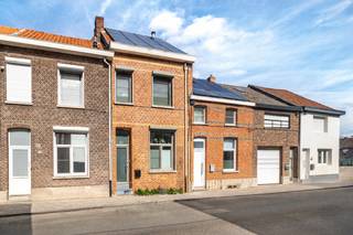 Achter deze charmante gevel schuilt een verrassend ruime en energiezuinige stadswoning waar karakter en hedendaags comfort op een mooie...