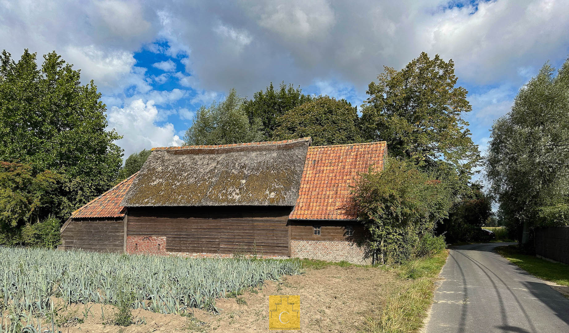 sfeervol landhuis met schuur, garage, zwemvijver en poolhouse, 3 paardenstallen, akkerland en weiland. Idyllische locatie te Torhout (Sint-Henricus), 2,55 ha - foto 4