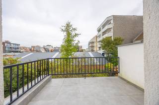 <strong>Appartement entièrement rénové de deux chambres – Quartier Belle Époque</strong><br />Situé au cœur du charmant quartier Belle Époque, cet appartement entièrement rénové de deux chambres se trouve au premier étage d’une petite résidence élégante. L’emplacement allie tranquillité et proximité de la plage, des commerces, des transports en commun et du centre animé d’Ostende.<br /><br />L’appartement a été récemment rénové en profondeur, avec une grande attention portée à la qualité et au confort.<br />Il se compose d’un séjour lumineux et spacieux avec de hauts plafonds et de grandes fenêtres offrant une belle luminosité et donnant accès à des terrasses, d’une cuisine moderne entièrement équipée, de deux chambres agréables, ainsi que d’une salle de bain élégante avec douche à l’italienne, lavabo et toilette séparée.<br />Grâce à sa finition soignée – parquet, matériaux de qualité et décoration contemporaine – cet appartement dégage un mélange unique d’authenticité et de confort moderne.<br /><u><strong>Atouts</strong></u> :
<ul>
	<li>Entièrement rénové – prêt à emménager</li>
	<li>Petite résidence bien entretenue sans syndic (faibles charges)</li>
	<li>Situation calme dans le quartier Belle Époque</li>
	<li>À distance de marche de la mer, des commerces et des transports</li>
	<li>Idéal comme résidence principale, pied-à-terre ou investissement</li>
</ul>
<u><strong>Informations pratiques</strong></u> :

<ul>
	<li>Surface habitable : 84 m² + 12 m² de terrasses</li>
	<li>PEB : 110 kWh/(m² an) – label B</li>
	<li>Installation électrique conforme</li>
	<li>Revenu cadastral non indexé : € 614,00</li>
</ul>