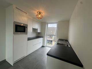 <span>Dit nieuwbouwappartement is gelegen in Westrozebeke</span><br /><br /><span>Het appartement is als volgt ingedeeld:<br />Inkomhal, apart toilet, geïnstalleerde keuken, lichtrijke leefruimte, terras, ruime berging, badkamer (dubbele avabo en inloopdouche) en twee slaapkamers.</span><br /><br /><span>Eveneens beschikt het appartement over een autostaanplaats (buiten).</span><br /><br /><span>Er is een lift aanwezig.</span><br /><br /><span>PLUSPUNTEN: <br />- EPC LABEL A<br />- PARKEERPLAATS<br />- GORDIJNEN/ARMATUREN VOORZIEN<br />- TERRAS <br /><br />*De prijs is exclusief € 50 syndickosten per maand.</span>