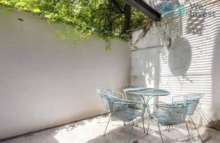 <p>Gerenoveerde woning met veel potentieel.<br /><br />Op zoek naar een stadswoning met karakter, verrassende volumes en een eigentijdse indeling? Deze bijzondere eengezinswoning in de Landbouwstraat in Antwerpen biedt een unieke woonbeleving waar licht, openheid en flexibiliteit centraal staan.<br /><br />Gelegen in een levendige en centraal gelegen buurt, geniet je hier van alle stedelijke voorzieningen binnen handbereik. Scholen, winkels en horecazaken bevinden zich op wandelafstand, terwijl openbaar vervoer en belangrijke invalswegen zorgen voor een vlotte verbinding naar het stadscentrum en daarbuiten.<br /><br />Bij het binnenkomen word je verwelkomd in een inkomhal met vestiaire en een apart gastentoilet. Aansluitend bevindt zich een polyvalente ruimte die momenteel dienstdoet als wasplaats maar zich perfect leent als bureau, praktijkruimte of hobbykamer. Achteraan bevindt zich een sfeervolle slaapkamer met eigen douche en directe toegang tot een gezellig terras. Een rustige plek om even te ontsnappen aan de dynamiek van de stad.<br /><br />Op de eerste verdieping vormt de leefruimte met open keuken het hart van de woning. De keuken is ingericht met een royaal centraal eiland dat niet alleen veel werkruimte biedt, maar ook uitnodigt tot samen koken en tafelen. Dankzij het grote schuifraam vloeien binnen- en buitenruimte mooi in elkaar over en geniet je van een knus terras waar plaats is voor een ontbijttafel of een etentje in de avondzon.<br /><br />Via de moderne trap bereik je de mezzanine, waar de woning haar meest eigenzinnige karakter prijsgeeft. De open slaapkamer beschikt over handige ingemaakte kasten en sluit aan op de badkamer die centraal in de ruimte werd geïntegreerd. Achter de badkamer bevindt zich nog een gezellige lees- en zithoek die uitkijkt over de leefruimte. Ideaal om tot rust te komen.<br /><br /><strong>Troeven:</strong></p>
<ul>
<li>Karaktervolle stadswoning met verrassende indeling</li>
<li>Centrale ligging in Antwerpen nabij scholen, winkels en horeca</li>
<li>Vlotte verbinding met openbaar vervoer en belangrijke invalswegen</li>
<li>Polyvalente ruimte op het gelijkvloers, ideaal als bureau of praktijk</li>
<li>Gezellig terras aansluitend aan de leefruimte</li>
<li>Sfeervolle mezzanine met slaapkamer, ingerichte badkamer en leeshoek</li>
</ul>
<br />Wil je deze woning met al zijn mogelijkheden komen ontdekken? Maak snel een afspraak voor een bezoek ter plaatse.