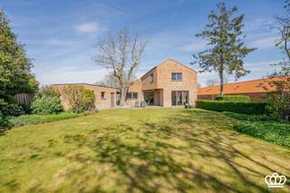 <p><span>Kwalitatieve woning met 3 slaapkamers, 1 badkamer , grote tuinberging, mooie materialen, doordachte indeling, veel licht, op een perceel van 640 m² met waanzinnig uitzicht over de weilanden.</span></p><p><span> </span></p><p><span>Gelijkvloers</span></p><p><span>Inkomhal met gastentoilet en stijlvolle houten trap naar de verdieping als blikvanger. Dubbele deur met glas naar de leefruimte. Deze baadt in het licht door de grote ramen. Het uitzicht hier is in 1 woord schitterend : landerijen zover je kunt kijken…</span></p><p><span>De open keuken is goed uitgerust en mooi afgewerkt . Naast de keuken bevindt zich  een praktische bijkeuken.</span></p><p><span>Vanuit de woonkamer rechtstreeks toegang naar het deels overdekt terras en de tuin. De grote oude notenboom is mooi geïntegreerd bij de aanleg van het terras.</span></p><p><span> </span></p><p><span>Eerste</span><span> </span><span>verdieping</span></p><p><span>Boven bevinden zich 3  slaapkamers : 1 zeer grote en 2 kleinere. De badkamer is ruime en comfortabel (ligbad, ,dubbele wastafel, douche, en wc). De grote slaapkamer biedt een fantastisch vergezicht!</span></p><p><span> </span></p><p><span>Tuin</span></p><p><span>Gezellig (deels overdekt) terras aan de woning, en zalige, landelijk aangelegde  tuin: hier thuiskomen geeft je instant rust en een vakantiegevoel! De grote tuinberging is een extra meerwaarde.</span></p><p><span> </span></p>