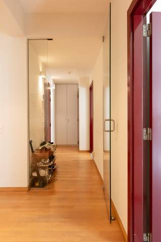 Si vous voulez plus information, contactez Anne De Block OC Vastgoed: 0471 38 00 36 où anne@ocvastgoed.be<br /><br />Adresse prestigieuse dans l’un des quartiers les plus recherchés de la capitale : cet appartement se situe au coeur de Bruxelles, dans une rue calme, à deux pas<br />du Palais Royal et du Boulevard de Waterloo.<br />Il offre une qualité de vie incomparable, où restaurants gastronomiques, cinémas, théâtres et boutiques de luxe sont accessibles en quelques minutes à pied.<br />Idéal pour y vivre en couple, en famille, en colocation. L'appartement est actuellement loués, c’est également intéressant pour un investisseur qui ne souhaite pas occuper le bien immédiatement.<br /><br />Duplex avec 3 chambres au troisième et quatrième étage. <br />Données technique: chauffage central au gaz et double vitrage.<br /><br />Possible d'achter une place parking €28.500.<br /><br />EPB D+ 163 / Surface brute 141m²