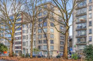 Ruim te renoveren appartement (108 m²) met 2 slaapkamers en zicht op het StadsparkOntdek dit ruime appartement van 108 m² met twee volwaardige...