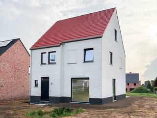 Op een rustige ligging in Westrozebeke, een deelgemeente van Staden, bouwt Hectaar deze alleenstaande nieuwbouwwoning op een ruim perceel. <br /><br /><strong>Indeling van de woning: </strong><br />Gelijkvloers: ruimtelijke inkomhal met gastentoilet - lichtrijke leefruimte met open keuken - wasplaats/bergruimte.<br />Eerste verdiep: 3 volwaardige slaapkamers - volledige ingerichte badkamer met inloopdouche, bad en dubbele wastafel - apart toilet op de nachthal.<br />Zolder: grote zolder te bereiken via een uitrekbare trap.<br /><br /><strong>Troeven van deze woning: </strong>
<ul>
	<li>E-peil 30</li>
	<li>Vloerverwarming in combinatie met een lucht/water warmtepomp</li>
	<li>Ruim perceel</li>
	<li>Twee volwaardige bouwlagen (geen schuin dak in de slaapkamers)</li>
	<li>Ruime oprit en mogelijkheid om nog een carport te plaatsen</li>
	<li>Inclusief aanleg oprit en terras </li>
</ul>
Aarzel zeker niet om contact op te nemen om een bezichtiging aan deze woning in te plannen. 