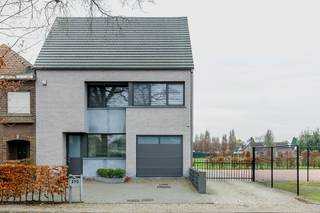 <p><span>Ruime gesloten bebouwing nabij het centrum van Wildert-Essen met vier slaapkamers, drie badkamers, inpandige garage en een prachtig uitzicht op de landerijen.</span></p><p><span>Inkomhal met bureauhoek. </span></p><p><span>Open leefruimte op tegelvloer met aansluitend keuken met kookeiland. De grote schuiframen geven uit op de tuin en het terras. Naastgelegen bevindt zich de bijkeuken met voorzieningen voor wasmachine/droogkast en een ruime douche.</span></p><p><span>Vanuit de bijkeuken is er toegang tot de inpandige garage en de zeer ruime kelderverdieping.</span></p><p><span>Een houten trap leidt naar de eerste verdieping, waar zich drie ruime slaapkamers op parket bevinden. Deze verdieping beschikt over een ruime badkamer en een douchekamer met riante inloopdouche.</span></p><p><span>Op de tweede verdieping bevindt zich nog een ruime vierde slaapkamer en een technische ruimte. Deze kan ook gebruikt worden voor diverse doeleinden.</span></p><p><span>De ruime tuin biedt voldoende privacy en heeft een prachtig uitzucht over de landerijen. Verder beschikt de woning over een gezellig terras.</span></p><p><span>Vooraan de woning is er voldoende parkeergelegenheid. </span></p><p><span> </span></p><p><span>Beschikbaar vanaf 01/11/2026</span></p><p><span> </span></p><p><span>Bezoek moment woensdag 30 september vanaf 15u: enkel op afspraak</span></p><p><span> </span></p><p><span>Voor meer informatie tel 03 666 30 66 of info@allure-re.com</span></p><p><span> </span></p><p><span> </span></p><p><span> </span></p>