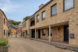 [[ DIT PAND NEEMT DEEL AAN DE ERA OPEN HUIZEN DAG OP 19/9 VAN 11:00 TOT 12:00 ]]
<p><strong>Diest: duplex appartement te koop met ruim terras en zicht op het groen</strong></p>

<p>Dit instapklare duplex appartement is gunstig gelegen in het centrum van Diest, nabij scholen, winkels, parken, restaurants en cafés. Dankzij het open zicht op het groen geniet u hier van een aangename woonomgeving, terwijl het treinstation, openbaar vervoer en de autostrade vlot bereikbaar zijn.</p>

<p>Het appartement dateert van 2002 en is asbestveilig. De elektriciteit is conform en met een <strong>EPC-label B</strong> geniet u van een energiezuinige woonst. De nieuwe gasketel van 2024 is bovendien een mooie extra troef.</p>

<p><strong>Indeling:</strong></p>

<ul><li><strong>Kelder:</strong> afgesloten ruime garage</li><li><strong>Eerste verdieping:</strong> inkomhal met vestiaire, gastentoilet, woonkamer, open keuken, berging en zeer ruim terras van 27 m² met prachtig zicht op het groen</li><li><strong>Tweede verdieping:</strong> nachthal, drie ruime volwaardige slaapkamers en grote badkamer met douche en toilet</li><li><strong>Zolder:</strong> extra opbergruimte</li></ul>

<p><strong>Troeven:</strong></p>

<ul><li>Gunstige ligging in centrum Diest</li><li>Zeer ruim terras van 27 m² met zicht op het groen</li><li>EPC-label B en conforme elektriciteit</li><li>Nieuwe gasketel van 2024</li><li>Ruime afgesloten garage inbegrepen</li></ul>

<p>Bent u op zoek naar een comfortabel appartement met ruimte, groen uitzicht en een uitstekende ligging? Plan vandaag nog uw bezoek en ontdek deze mooie duplex in Diest.</p>

<p><strong>JOUW DROOMAPPARTEMENT. ZO GEVONDEN!</strong></p>