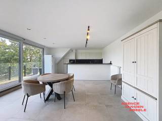 Ruim en luxueus duplex appartement gelegen op een toplocatie in Sint-Kruis. Dit moderne appartement beschikt over drie ruime terrassen, perfect om te genieten van de buitenlucht en het prachtige uitzicht. De zonovergoten leefruimte is voorzien van grote schuiframen en een open keuken.<br /><br />Het appartement beschikt over drie slaapkamers en twee badkamers, wat zorgt voor optimaal comfort en praktisch wonen. <br />Op het bovenste verdiep bevindt zich de master bedroom met aansluitend de badkamer en een ruim terras. De ruime kamers zijn ideaal voor gezinnen of voor wie behoefte heeft aan extra ruimte voor werk of ontspanning. De hoogwaardige afwerking en moderne voorzieningen maken dit appartement tot een echt pareltje.<br /><br />De uitstekende ligging garandeert rust en privacy, terwijl u toch dicht bij alle voorzieningen, winkels en openbaar vervoer bent. Dit duplex appartement combineert luxe, comfort en een ideale locatie.<br />Alsook is er een standplaats inbegrepen bij het appartement. <br /><br />€50 provisie A.O.