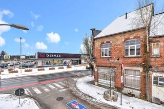 <p>Dit volledig te renoveren handelspand met woonst bevindt zich op een toplocatie in het centrum van Deinze, recht tegenover een winkelcentrum en in de buurt van veel winkels, scholen etc... Het pand biedt een unieke kans voor ondernemers, investeerders of gezinnen die wonen en werken willen combineren of een renovatieproject op een zichtbare locatie zoeken.</p><p></p><p>De gelijkvloerse handelsruimte heeft een oppervlakte van ongeveer 115 m² en leent zich perfect voor diverse commerciële activiteiten, van winkel tot kantoor of praktijk. Het pand beschikt bovendien over een inpandige garage, wat in het stadscentrum een zeldzaamheid is. </p><p>De bovenliggende woonst omvat 5 slaapkamers en een badkamer, met op de tweede verdieping een grote zolder die bereikbaar is via een vaste trap en extra uitbreidingsmogelijkheden biedt. </p><p></p><p>Hoewel het pand volledig gerenoveerd moet worden, werd het dak reeds vernieuwd, wat een belangrijk voordeel vormt bij de renovatie.</p>