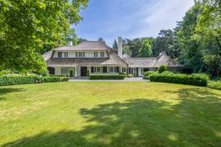 Instapklare, eigentijdse villa op een riant perceel van 3.750 m², gelegen in één van de meest prestigieuze lanen van Schilde.IndelingKelder: Twee...