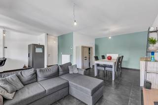 <p>Op een uitstekende ligging in Aalst bevindt zich dit <strong>recente en energiezuinige appartement met EPC-label A</strong>. Winkels, scholen en openbaar vervoer bevinden zich op een steenworp, terwijl de oprit van de E40 op slechts enkele minuten rijden bereikbaar is. Het gebouw dateert van <strong>2019</strong> en voldoet aan de hedendaagse en strenge energienormen, wat garant staat voor een comfortabel en energiezuinig wooncomfort. Het appartement omvat een inkomhal, een lichtrijke leefruimte met salon en eetplaats, een open leefkeuken, een praktische berging/wasplaats, een nachthal, een apart toilet, een badkamer en<strong> twee volwaardige slaapkamers. </strong>Een absolute troef is <strong>het ruime overdekte terras </strong>waar men in alle rust kan genieten. <strong>Aan de voorzijde</strong> beschikt het appartement bovendien over <strong>een extra balkon</strong>. <strong>Privé berging en ondergrondse autostaanplaats</strong> exclusief bij aan te kopen voor 25.000 euro. Buitenschrijnwerk in alu dubbel glas - Cv op aardgas - <strong>EK conform</strong> - <strong>Lift</strong> aanwezig.</p>
