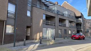Gezellig gelijkvloers appartement in het centrum van Halen, incl. ondergrondse staanplaats en kelderberging.<br /><br />Op zoek naar een gezellig, instapklaar en centraal gelegen appartement?<br />Dit gelijkvloers appartement in het centrum van Halen combineert comfort, een praktische indeling en een aangenaam zonnig terras.<br /><br />Het appartement omvat een gezellige woonkamer met zithoek en eetplaats, aansluitend een open keuken, twee slaapkamers, een badkamer met ligbad en aparte douche, en een handige berging/stookplaats.<br /><br />Een absolute troef is het gezellige zonnige terras met achteruitgang, waar je heerlijk kunt genieten van de buitenlucht.<br />Met de lift kan je makkelijk naar de ondergrondse autostaanplaats en berging die in de prijs zijn begrepen.<br /><br />Dankzij de centrale ligging bevinden winkels en dagelijkse voorzieningen zich vlakbij.<br />Ook de opritten van de autosnelweg zijn vlot bereikbaar, zowel richting Leuven/Brussel als Hasselt.<br /><br />Het appartement werd gebouwd in 2008 en is volledig instapklaar.<br />In 2025 werd de verwarmingsketel vernieuwd, wat opnieuw zorgt voor extra comfort en zekerheid.<br /><br />Dit appartement is bijzonder geschikt voor alleenstaanden, gepensioneerden of starters, maar vormt dankzij de aantrekkelijke ligging en praktische indeling eveneens een interessante investering als opbrengsteigendom.<br /><br />Prijs bespreekbaar.<br /><br />Ontdek dit appartement tijdens onze kijkdag:<br />Wanneer? 12 september 2026<br />Tijd? Van 14u tot 16u<br /><br />Liever op een ander moment komen kijken?<br />Maak dan gerust een afspraak via 013/29.40.40.<br /><br />Mis deze kans niet en kom zelf de troeven van dit gezellige appartement ontdekken!<br /><br />EPC: 191 kWh/m² - UC: 20210727-0002445555-RES-1<br />(Woongebied-Vergunning-Geen verkavelingsvergunning-Geen voorkooprecht-Geen rechterlijke herstelmaatregel of bestuurlijke maatregel opgelegd)<br />Maatregelenregister: Geen maatregelen