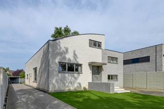 Ben je op zoek naar een ruime, energievriendelijke kangoeroewoning?<br />Dan is dit huis in Boekt in de Borghgravelaan vast iets voor u.<br />Het is gelegen op een perceel van ongeveer 9 are en er zijn 3 carports buiten.<br />Het huis heeft in totaal 6 slaapkamers, 3 badkamers, 2 volledig uitgeruste keukens en 1 kitchenette.<br />Om te kijken hoe dit allemaal ingedeeld is, nodig ik u graag uit tot een bezoek.<br />Extra troeven: regenwaterput van 10.000 liter, zonnepanelen, gescheiden riolering, kelder<br /><br />Bel gerust op het nummer 0491 15 30 43 of mail naar hallo@nielsvastgoed.be en ik help je graag verder.