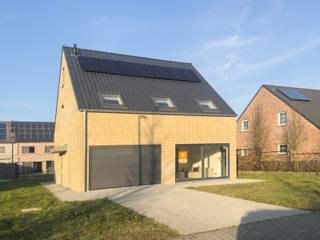 <span><strong>INDELING</strong><br />De inkomhal met apart toilet geeft toegang tot de leefruimte met open keuken, hieruit heb je zicht op de tuin. De inkom geeft ook toegang tot de inpandige garage voorzien van maatkasten.<br /><strong><br /></strong><strong>1 STE VERDIEPING</strong><br />Op de verdieping zijn er 4 slaapkamers waarvan 1 een ensuite douchekamer heeft met toilet en lavabo. De 2de badkamer is voorzien van dubbele lavabo en ligbad. Ook een apart toilet vindt men op deze verdieping.<br /><br /><strong>2 DE VERDIEPING<br /></strong>Te bereiken via een vaste trap komt men in een ruime en open ruimte, deze ruimte kan polyvalent ingezet worden. <br /><br /><strong>BIJZONDERHEDEN<br /></strong>In gans de woning is er vloerverwarming voorzien, tevens werden er zonnepanelen geïnstalleerd. De ramen zijn in 3 dubbel glas.<br />Het is een energiezuinige nieuwbouw woning met een EPC label A.<br /><br /><strong>POSITIEVE ASPECTEN<br /></strong>Instapklaar<br />Rustig gelegen<br />5 slaapkamers<br />Energiezuinig<br />Zonnepanelen</span>