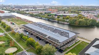 Instapklare kantoorruimte van 156 m² in industriële loftstijl met prachtig uitzicht op het water. Uitstekend gelegen in de Voorhaven van Gent,...