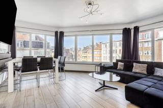 Instapklaar en lichtrijk hoekappartement gelegen op de 3e verdieping van een klein gebouw in Ganshoren. Het is gelegen in dichte nabijheid van winkels/warenhuizen, scholen en openbaar vervoer. Het appartement werd recent volledig vernieuwd en omvat: een inkomhal, een gastentoilet, een kastruimte met plaats voor wasmachine, 2 slaapkamers, een badkamer en de leefruimte met open keuken. Naast de keuken vinden we ook een gezellig balkon terug. De extra bergkelder op de -1 verdieping is inbegrepen in de prijs. De maandelijkse lasten bedragen +- 85 euro. Extra troeven: | elektriciteit conform | recente condensatieketel op aardgas | dubbel glas | leuk uitzicht | veel lichtinval | Wenst u meer informatie of een bezoek? Aarzel niet ons te contacteren via Laurens@immoaccenta.be