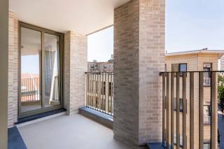 Bent u opzoek naar een prachtig nieuwbouw appartement in een gezellige buurt?<br /><br />Dan is een appartement in het Poort Op ‘t Zuid zeker iets voor u!<br /><br />De omgeving van de Balansstraat en de Bredrodestraat op de brederodewijk, is het perfecte decor voor zowel jong als oud. Omringd door tal van hippe terrasjes, leuke restaurants en winkels maken van deze ligging een toplocatie. <br /><br />Bij het betreden van dit leuk appartement komt u binnen in een ruime inkomhal waar u een gastentoilet terugvindt en ingemaakte kasten die voorzien zijn van aansluitingen voor was- en droogmachine.<br /><br />De leefruimte met moderne ingerichte openkeuken beschikt over enorm veel lichtinval dankzij de grote raampartijen en het riante terras.<br />Dé troef? De ondergrondse parkeerplaats die u kan huren aan €125,00/maand.<br /><br />Het appartement wordt nog volledig geschilderd en wordt voorzien van gordijnen en verlichting.<br /><br />- Huurprijs: €1.250,00/maand<br />- Kosten: €120,00/maand (incl verwarming)<br />- Beschikbaarheid: Onmiddellijk<br /><br />Laat deze unieke buitenkans u niet voorbijgaan en contacteer LISTED voor een persoonlijke rondleiding: +32 3 283 51 51.