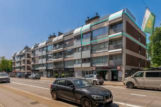 Welkom in dit ruime appartement, gelegen op de derde verdieping van een verzorgd gebouw in het bruisende centrum van Brasschaat. Hier woont u op korte wandelafstand van winkels, scholen, horeca en openbaar vervoer, terwijl u achteraan geniet van een verrassend rustige omgeving met zicht op de gemeenschappelijke binnentuin.<br />De centrale ligging zorgt voor een uitstekende bereikbaarheid. Bovendien bevinden het Gemeentepark en de Golf van Brasschaat zich op korte afstand, waardoor u het bruisende dorpsleven moeiteloos combineert met rust en groen.<br /><br />Indeling van het appartement:<br />Via de lift of trap bereikt u de derde verdieping. De ruime inkomhal beschikt over een vestiaire, wasruimte en gastentoilet.<br />Vooraan bevindt zich de royale leefruimte met plaats voor een groot salon en een ruime eetkamer. Aansluitend ligt de halfopen keuken, uitgerust met veel kastruimte, alle toestellen en een praktische berging met de privatieve cv-ketel.<br />Via de nachthal bereikt u drie ruime slaapkamers, waarvan twee toegang geven tot het terras. Verder beschikt het appartement over een badkamer met ligbad en dubbele lavabo, een aparte douchekamer en een tweede toilet. Daarnaast beschikt het appartement over een private kelderberging.<br /><br />Buitenruimte:<br />Het ruime terras met ideale west oriëntatie, kijkt uit op de verzorgde gemeenschappelijke binnentuin, die exclusief toegankelijk is voor de bewoners. Een aangename, rustige plek midden in het centrum.<br /><br />Parkeren:<br />In de ondergrondse parkeerkelder bevindt zich een autostaanplaats, optioneel aan te kopen voor € 30.000.<br /><br />Troeven van het appartement:<br />- Ruim appartement met drie slaapkamers<br />- Royale leefruimte met veel lichtinval<br />- Lift aanwezig<br />- Groot terras met zicht op de binnentuin<br />- Instapklaar<br />- Vernieuwde ramen en recente cv-ketel<br />- Ondergrondse staanplaats (aan te kopen aan € 30.000) en kelderberging<br />- Topligging in het bruisende centrum van Brasschaat<br /><br />Kortom:<br />Dit appartement is ideaal voor gezinnen die ruimte zoeken, maar ook voor koppels of senioren die comfortabel willen wonen met alle voorzieningen op wandelafstand. <br /><br />Absoluut een bezoek waard!