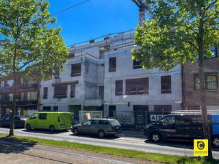 <p><span>In het centrum van Mortsel verrijst het nieuwbouwproject Evergreen!</span></p><p><span> </span></p><p><span>Het project omvat maar liefst 16 energiezuinige, moderne appartementen, verspreid over twee gebouwen rond een ruime en rustige binnentuin.</span><span><br /></span><span>Evergreen is een toonbeeld van duurzaam en comfortabel wonen, waarbij milieuvriendelijke oplossingen centraal staan.</span><span><br /></span><span>Bewoners profiteren hier van een toekomstgerichte leefomgeving die innovatie en leefkwaliteit perfect combineert.</span></p><p><span> </span></p><p><span>Dit appartement met drie slaapkamers en een oppervlakte van ongeveer 129 m² is gelegen op het gelijkvloers van blok A aan de Liersesteenweg 212 in Mortsel.</span></p><p><span> </span></p><p><span> </span></p>