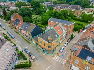 <p><span>Située dans un quartier résidentiel calme de Vilvorde, à une courte distance de la gare, cette propriété unique comprend deux appartements spacieux. Il s'agit d'une opportunité idéale pour les investisseurs à la recherche d'un rendement immédiat, étant donné que les appartements sont déjà loués, mais aussi pour ceux qui recherchent une maison kangourou ou qui veulent faire de la colocation avec des amis ou de la famille. L'appartement du rez-de-chaussée, d'une superficie de 85 m², rayonne de convivialité et dispose d'une cuisine spacieuse qui fait également office de salle à manger, idéale pour des repas conviviaux en famille ou entre amis. De plus, il y a deux chambres confortables de 14 m² et 14,5 m², une salle de bain pratique et un bureau séparé qui peut parfaitement servir de dressing ou de chambre d'amis. D'une superficie de 122 m², l'appartement du premier étage offre encore plus d'espace et de flexibilité, avec quatre grandes pièces qui peuvent être aménagées en chambres et en espaces de vie selon les besoins. Il convient donc particulièrement à ceux qui recherchent un confort supplémentaire. En outre, cet appartement dispose d'un garage de 28 m², idéal pour garer un véhicule en toute sécurité ou comme espace de rangement supplémentaire. Les deux appartements ont accès à un sous-sol commun de 50 m², ce qui constitue un avantage supplémentaire pour les espaces de rangement. Cette propriété polyvalente et prête à être emménagée offre de nombreuses opportunités, tant pour les investisseurs que pour les familles ou les amis cohabitant à la recherche d'une maison spacieuse et bien située.</span></p>