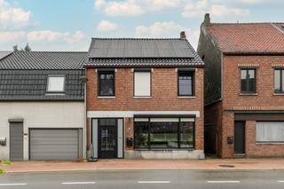 Op zoek naar een instapklare woning met karakter, ruimte én een gezellige tuin? Dan is deze charmante, gerenoveerde woning zeker een bezoek waard.<br /><br />Deze sfeervolle woning combineert een authentieke, pittoreske uitstraling met het comfort van vandaag. Van zodra je binnenkomt, voel je de warme en huiselijke sfeer. De open woonkamer, eetkamer en keuken vormen samen één gezellige leefruimte waar het heerlijk vertoeven is. De stijlvolle houtkachel geeft de woning extra cachet en zorgt tijdens de wintermaanden voor een warme, knusse sfeer.<br /><br />Indeling en troeven<br /><br />Inkomhal, aparte toegang tot commerciële ruimte en toegang tot de woonkamer, open keuken, gang naar de tuin, wasplaats, badkamer gelijkvloers, berging<br /><br />Verdieping:<br /><br />3 Ruime slaapkamers, badkamer, trap naar de zolder<br /><br />Zolder:<br /><br />Stockagezolder, kan verder afgewerkt worden indien gewenst .<br /><br />De woning beschikt over een mooie, neutrale basis. Met een likje verf in een kleur naar keuze kan de nieuwe eigenaar de woning eenvoudig een volledig persoonlijke uitstraling geven en er helemaal zijn of haar eigen thuis van maken.<br /><br />Een tuin om verliefd op te worden<br /><br />De gezellige tuin is een echte blikvanger. Onder de prachtige, grote overhangende notenboom geniet je op warme dagen van natuurlijke schaduw. De sfeervolle tuinbar maakt deze tuin de ideale plaats om familie en vrienden te ontvangen of heerlijk te ontspannen na een drukke werkdag.<br /><br />Extra financieel voordeel<br /><br />Een bijzonder pluspunt is de aparte ruimte aan de voorzijde van de woning, die momenteel verhuurd wordt aan een kattenkapper voor €500 per maand. Deze huuropbrengst kan een mooie bijdrage leveren aan de afbetaling van je hypothecaire lening.<br /><br />Uiteraard kan deze ruimte ook perfect dienen als praktijk, kantoor of hobbyruimte, afhankelijk van de wensen van de nieuwe eigenaar.<br /><br />Lage energiekosten<br /><br />Dankzij de aanwezige zonnepanelen geniet je nog jarenlang van bijzonder voordelige elektriciteit. Een mooie besparing die vandaag én in de toekomst een groot verschil kan maken. (de zonnepanelen zijn nog niet meegeteld in het EPC)<br /><br />Uitstekende ligging<br /><br />De woning is ideaal gelegen: op wandelafstand van de Spar voor je dagelijkse boodschappen en recht tegenover de apotheek. Ook andere dagelijkse voorzieningen bevinden zich in de nabije omgeving.<br /><br /><br />Ben je op zoek naar een karaktervolle, instapklare gezinswoning met lage energiekosten, een prachtige tuin én de mogelijkheid tot extra huurinkomsten?<br /><br />Dan is deze woning absoluut een bezoek waard. Kom de warme sfeer zelf ontdekken en laat je verrassen door alles wat deze unieke woning te bieden heeft.<br /><br />Troeven: <br /><br />- 3 ruime slaapkamers<br />- 2 badkamers<br />- 3 toiletten<br />- Nieuwe ramen<br />- Elektrische rolluiken<br />- Volledig geïsoleerde zolder met de mogelijkheid om een grote extra slaapkamer, bureau, hobbyruimte of master suite te creëren<br />- Praktisch tuinhuis<br />- Open leefruimte met woonkamer, eetkamer en keuken<br />- Neutrale basis die eenvoudig naar eigen smaak kan worden afgewerkt<br /><br />