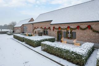 Exclusieve villa op riant perceel in het charmante Rumst – waar luxe en rust samenkomen op 2.9ha<br />Ontdek een zeldzame kans om eigenaar te worden van deze luxueuze, vrijstaande villa, gelegen op een prachtig perceel in het idyllische Rumst. Gebouwd in 1995 en sindsdien met zorg onderhouden en gerenoveerd, biedt deze woning een unieke combinatie van ruimte, comfort en verfijnde elegantie.<br /><br />Riante leefruimtes met karakter<br /><br />Via de stijlvolle inkomhal betreed je de elegante eetkamer, die naadloos overgaat in een warme, uitnodigende woonkamer – compleet met een authentieke pizzaoven, perfect voor gezellige avonden. De recent vernieuwde keuken is volledig uitgerust en vormt het culinaire hart van de woning: een plek voor zowel dagelijkse maaltijden als verfijnde diners.<br /><br />De woning beschikt over twee aparte leefruimtes, elk met hun eigen karakter. Een tweede, eenvoudigere keuken en een complete badkamer (met bad, douche en dubbele wastafel) bieden extra flexibiliteit, ideaal voor een groot gezin, gasten of een kangoeroewoning.<br /><br />Luxueus wonen op de bovenverdieping<br /><br />Op de eerste verdieping vind je de indrukwekkende master suite, voorzien van ingemaakte kasten, een ruime dressing en een en-suite badkamer met hoogwaardige afwerking. Daarnaast zijn er drie volwaardige slaapkamers, een tweede badkamer en een praktische berging.<br /><br />Extra ruimte en functionaliteit<br /><br />De villa beschikt over een droge kelder en een handige bergzolder (bereikbaar via een trapluik), wat zorgt voor meer dan voldoende opslagruimte.<br /><br />Professioneel werken aan huis<br /><br />Uniek aan deze eigendom is de aparte kantoorruimte van ca. 100 m², met uitzicht op de tuin. De ruimte is uitgerust met opslagmogelijkheden en een apart toilet – ideaal voor wie werk en privé wil combineren zonder in te boeten aan comfort of privacy.<br /><br />Buitenleven in alle rust<br /><br />De prachtig aangelegde tuin, bereikbaar vanuit elke leefruimte aan de achterzijde, vormt een oase van rust. Met zijn weidse uitzicht en groene omkadering biedt het perceel een idyllisch decor voor ontspanning, spel of stijlvolle tuinfeesten.