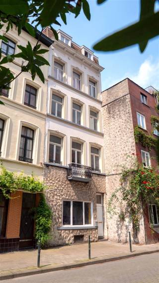 <h3><span>BRUSSELS - Sainte-Catherine: </span><span>Commercial ground floor with basement storage in the heart of Sainte-Catherine district</span></h3><p><span>Discover this 86 m² commercial ground floor space, ideally located in the vibrant and sought-after Sainte-Catherine district, right in the heart of Brussels.</span></p><p><span>The property consists of a 46 m² ground floor, complemented by a spacious 40 m² basement, perfect for storage or as additional workspace.</span></p><p><span>Thanks to its central location, the property enjoys excellent visibility, high foot traffic, and easy access by public transport or car.</span></p><p><span>Suitable for various commercial activities, a showroom, office, or workshop (subject to necessary permits).</span></p><p><span>Key Features:</span></p><ul><li><span>Prime location in a lively neighborhood</span></li><li><span>86 m² total surface (including 40 m² basement)</span></li><li><span>High visibility and great accessibility</span></li><li><span>Characterful area with shops, restaurants, and cultural hotspots</span></li></ul><p><span>Don't miss this opportunity to establish your business in one of Brussels most dynamic areas!</span></p>