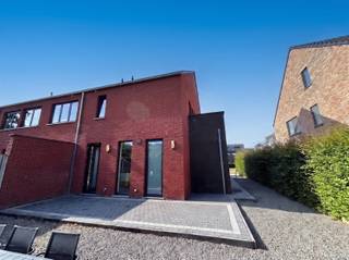 <p><span>OPEN HUIS Zat. 24/10 Deze woning is vrijblijvend te bezichtigen op zaterdag 24 oktober tussen 16u00 en 17u00. U bent van harte welkom! Wonen in alle rust, midden in Linden-Dorp. In een rustige en aangename woonomgeving in het gegeerde Linden-Dorp, treft u aan de Sliepersveldweg 20 deze verrassend ruime halfopen bebouwing. Een instapklare gezinswoning met maar liefst 196,50 m² woonoppervlakte, gelegen op een perceel van 2,50 are, met 3 slaapkamers en meerdere terrassen. De woning verwelkomt u via een inkomhal met apart gastentoilet en handwasbakje. Vervolgens ontdekt u een ruime leefruimte, een open bureau en een volledig ingerichte open keuken waarvan de toestellen in 2024 werden vernieuwd. Aansluitend bevindt zich een praktische en ruime berging/wasplaats. Op de verdieping leidt de nachthal met ingemaakte kasten naar 3 volwaardige slaapkamers, een badkamer met ligbad en dubbele lavabo en een afzonderlijke doucheruimte met inloopdouche en lavabo. Een extra terras op deze verdieping vormt een aangename bonus. Hogerop beschikt de woning nog over een ruime zolder, bereikbaar via een uitschuifbare trap, waar zich tevens de technische ruimte bevindt. Ook buiten is het aangenaam vertoeven dankzij het terras met tuintje op het gelijkvloers en het praktische tuinhuisje. Drie staanplaatsen zorgen bovendien voor optimaal parkeercomfort. Met haar EPC-label B, ventilatiesysteem C, royale bewoonbare oppervlakte en ligging in Linden-Dorp combineert deze woning ruimte, comfort en een uitstekende ligging. Een ideale gezinswoning voor wie ruim en comfortabel wil wonen op een rustige locatie, vlak bij het dorpscentrum van Linden. Zeker uw bezoek waard! Beschikbaar vanaf 1/11/2026. </span></p>
