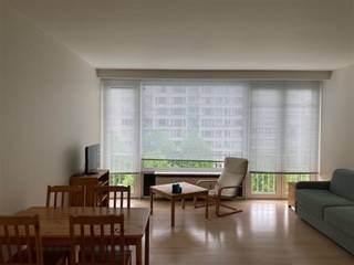 Knusse, gemeubelde studio gelegen op de 5de verdieping met mooi uitzicht op de Squares. Inkomhal met apart toilet. Lichtrijke, gezellige...