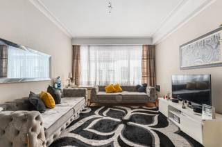 <p><span>Appartement centraal gelegen met ondergrondse staanplaats</span></p><p><span>Ontdek dit instapklare appartement van 66 m² met auto staanplaats. Dankzij de uitstekende centrale ligging bevindt u zich op wandelafstand van het </span><span>Centraal Station, de Antwerpse Zoo</span><span>, tal van winkels, restaurants en gezellige horecazaken. Bovendien geniet u van een vlotte verbinding met het openbaar vervoer en de belangrijkste invalswegen.</span></p><p><span>Bij het betreden van het appartement komt u terecht in een inkomhal die toegang biedt tot alle ruimtes. Vooraan bevindt zich de</span><span> lichtrijke leefruimte met een open keuken</span><span>, wat zorgt voor een aangename en open woonbeleving.</span></p><p><span>Vanuit de hal bereikt u tevens het toilet en de badkamer. Achteraan het appartement bevindt zich een ruime slaapkamer met toegang tot een balkon, waar u in alle rust kunt genieten van de buitenlucht.</span></p><p><span>Als extra troef beschikt het appartement over een ondergrondse autostaanplaats, wat in deze centrale buurt een absolute meerwaarde vormt.</span></p><p><span>Troeven:</span></p><ul><li><span>Centrale ligging in Antwerpen </span></li><li><span>Bewoonbare oppervlakte van 66 m² </span></li><li><span>Lichtrijke leefruimte met open keuken </span></li><li><span>Ruime slaapkamer met balkon </span></li><li><span>Apart toilet </span></li><li><span>Ondergrondse autostaanplaats </span></li><li><span>Op wandelafstand van het Centraal Station, de Zoo, winkels en horeca </span></li></ul><p><span>Uitstekende bereikbaarheid met openbaar vervoer en belangrijke invalswegen</span></p><p><span> </span></p><p><span>Extra</span></p><p><span> </span></p><p><span>• EPC: 139 kWh/m²/jaar (Label B)</span></p><p><span>• Maandelijkse kosten (water, voorschot verwarming, blokpolis, onderhoud en verbruik gemeenschappelijke delen) : €170</span></p><p><span>• Auto staanplaats verplicht aan te kopen voor de prijs van 20.000 Eur.</span></p>