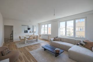<p>Wonen in de iconische Tentoonstellingswijk? Check.<br />Licht, ruimte en comfort? Dubbel check.<br /><br />Welkom in de Vlaamse Kunstlaan, een naam die verwachtingen schept… en dit appartement stelt niet teleur. <br />Het gebouw werd zonet volledig in een fris en hedendaags jasje gestoken.<br /><br />Binnenkomen doe je via een ruime inkomhal met apart toilet. Links vind je meteen een eerste volwaardige slaapkamer.<br />Verderop opent de woning zich naar de leefruimte. En wat voor één. Dankzij de grote raampartijen baadt deze ruimte in het licht en voelt alles heerlijk open aan. Hier combineer je moeiteloos een royale eettafel met een gezellige zithoek.</p>
<p>De halfopen keuken is slim ontworpen: via een speelse opening blijf je in contact met je gasten, terwijl het werk achter de schermen discreet uit het zicht blijft. Koken en genieten, zonder compromissen!<br /><br />Via de nachthal bereik je de badkamer, uitgerust met een douche en dubbele lavabo. Achteraan liggen nog twee extra slaapkamers, waarvan één toegang geeft tot een gezellig inpandig terras. Een heerlijke plek waar je zowel in de zomer als in de winter even kan ontsnappen.</p>
<p>Met zijn 121 m² voelt dit appartement niet alleen ruim, het is het ook. Tel daar een EPC B (102), conforme elektriciteit en een asbestveilige situatie bij op en je zit hier goed!<br /><br />De Tentoonstellingswijk blijft één van de mooiste stukjes van Antwerpen. <br />Groen, architecturaal sterk en toch verrassend vlot bereikbaar. Park Den Brandt, Nachtegalenpark en het Middelheimpark liggen quasi om de hoek. Tegelijk woon je nabij belangrijke invalswegen en sta je in no time in het centrum.<br /><br />Nog een extra plus: er is een lift aanwezig en voor wie helemaal zorgeloos wil thuiskomen is er de mogelijkheid om een autostaanplaats aan te kopen (€35.000).<br /><br />Troeven op een rijtje:<br />- Gelegen in deTentoonstellingswijk<br />- Lichtrijke leefruimte met grote raampartijen<br />- 3 slaapkamers<br />- Gezellig inpandig terras<br />- EPC B (102)<br />- Conforme elektriciteit &amp; asbestveilig<br />- Lift aanwezig<br />- Mogelijkheid tot aankoop autostaanplaats (€35.000)<br /><br />Vg, Wg, Gvkr, Gmo, Gvv – niet gelegen in overstromingsgevoelig gebied.</p>