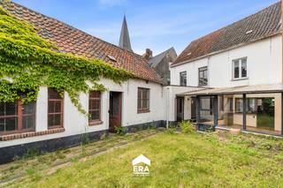 <p>Op een ruim perceel van maar liefst <strong>1.104 m²</strong> bevindt zich deze <strong>halfopen handelszaak met woonst</strong>, centraal gelegen in de dorpskern van Zomergem. Een eigendom boordevol mogelijkheden voor wie op zoek is naar ruimte, zichtbaarheid en potentieel.</p>

<p>Het pand combineert een commerciële ruimte met een woongelegenheid en biedt dankzij de royale perceeloppervlakte tal van opportuniteiten: wonen en werken combineren, uitbreiden, herinrichten of investeren. </p>

<p>Hoewel het geheel dient te worden opgeknapt, vormt net dit de ideale kans om het pand volledig naar eigen smaak en noden te renoveren. De centrale ligging in het dorp, met winkels, scholen en verbindingswegen in de nabijheid, maakt deze eigendom extra aantrekkelijk.</p>

<p><strong>Troeven:</strong></p>

<ul><li>Perceel van 1.104 m²</li><li>Handelsruimte met woonst</li><li>Halfopen bebouwing</li><li>Centrale ligging in dorpskern Zomergem</li><li>Veel renovatie- en uitbreidingsmogelijkheden</li><li>Ideaal voor zelfstandigen, investeerders of projectontwikkeling</li></ul>

<p>Een eigendom met karakter, ruimte en toekomstmogelijkheden op een uitstekende locatie.</p>
<br /><br />