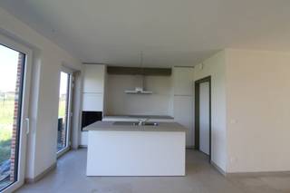 Energiezuinige <strong>nieuwbouwwoning</strong> te huur gelegen langs de Simonne Brugghestraat te Roeselare.<br />Deze woning beschikt over alle nodige <strong>hedendaagse comfort</strong> en is bovendien bijzonder lichtrijk!<br />Het is dichtbij winkels, scholen en op enkele minuten van de autostrade en invalswegen.<br />De woning is uiterst <strong>energiezuinnig met zonnepanelen.</strong><br />Aansluiting op het <strong>warmtenet. </strong><br /><br />Gelijkvloers bestaande uit inkom, <strong>gastentoilet</strong>, berging, leefruimte met open keuken met terras en tuin. <br />Op het verdiep vinden we drie ruime slaapkamers, badkamer met bad en douche en een <strong>apart toilet. </strong><br />Bij de woning is er een <strong>privé parkeerplaats.</strong><br />Er is ook een <strong>zolder</strong> aanwezig. <br /><br />Huurprijs €1025,00 per maand.<br />De woning is beschikbaar vanaf <strong>augustus.</strong><br /><br />Graag meer info of een bezoek?<br />Mail naar baptist@fluo.immo of via mijnhuurprofiel