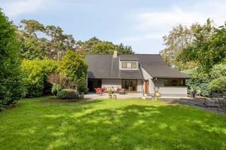 <p><span>Ruime gezinswoning met 4 slaapkamers op een prachtig perceel van 963 m² in Bonheiden</span></p><p><span>Op een rustige locatie in een doodlopende straat te Bonheiden vinden we deze ruime en verzorgde gezinswoning met maar liefst 269 m² bewoonbare oppervlakte op een perceel van 963 m².</span></p><p><span>De woning biedt volop ruimte en comfort voor het hele gezin, met 4 volwaardige slaapkamers, 1 badkamer en 2 douchekamers. De vernieuwde keuken vormt een absolute blikvanger en combineert een eigentijdse uitstraling met praktisch comfort.</span></p><p><span>Dankzij de royale woonoppervlakte zijn er tal van mogelijkheden om wonen, werken en ontspannen comfortabel te combineren. Het ruime perceel biedt bovendien volop buitenruimte en privacy.</span></p><p><span>Ook op energetisch vlak scoort de woning goed, met een EPC van 169 kWh/m²/jaar (label B). De elektrische installatie is conform.</span></p><p><span>De ligging in een doodlopende straat zorgt voor een rustige en aangename woonomgeving, terwijl de woning dankzij haar ruime oppervlaktes en perceel bijzonder geschikt is voor gezinnen die op zoek zijn naar comfort en ruimte.</span></p><p><span>Troeven op een rij:<br />269 m² bewoonbare oppervlakte<br />963 m² perceel<br />4 volwaardige slaapkamers<br />1 badkamer + 2 douchekamers<br />Prachtig vernieuwde keuken<br />EPC 169 kWh/m²/jaar label B<br />Elektrische installatie conform<br />Rustige ligging in doodlopende straat</span></p><p><span>Een ruime en veelzijdige gezinswoning die absoluut een bezoek waard is!</span></p>