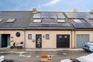 <p>In de verkeersluwe Brugstraat 30 in Stene-Oostende bevindt zich deze instapklare, energiezuinige gezinswoning met zonnige tuin. Via de inkomhal met gastentoilet kom je in de lichtrijke woonkamer met open, volledig ingerichte keuken, die uitkijkt op de tuin en een aangenaam zicht biedt. In de tuin is een tuinhuis aanwezig, ideaal voor extra opslag of hobbyruimte. De inpandige garage is zowel via de keuken als via de inkomhal toegankelijk, wat het dagelijkse comfort verhoogt.</p>
<p>Op de eerste verdieping bevinden zich drie volwaardige slaapkamers en een praktische, ruime badkamer met ligbad, douche, toilet en dubbele lavabo. Daarbovenop is er nog een handige zolderruimte die extra bergruimte voorziet. De woning beschikt over centrale verwarming op aardgas, conforme elektriciteit, zonnepanelen en een thuisbatterij. Dankzij deze voorzieningen en het EPC-label B geniet je van een lage energiekost.</p>
<p>De ligging is uitstekend: in het gezellige Stene, vlakbij winkels, scholen, openbaar vervoer, groene wandelmogelijkheden en de sfeervolle horecazaken van Stene-Dorp.</p>
<p>Benieuwd naar deze aangename woning? Plan snel een bezoek en ontdek ze zelf!</p>