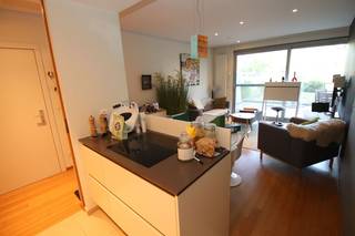 Dit knap appartement (van bj. 2012) is gelegen aan de achterkant van het gebouw en omvat o.a. 1 slaapkamer, een zuid/west-gerichte prive-tuin (!),...