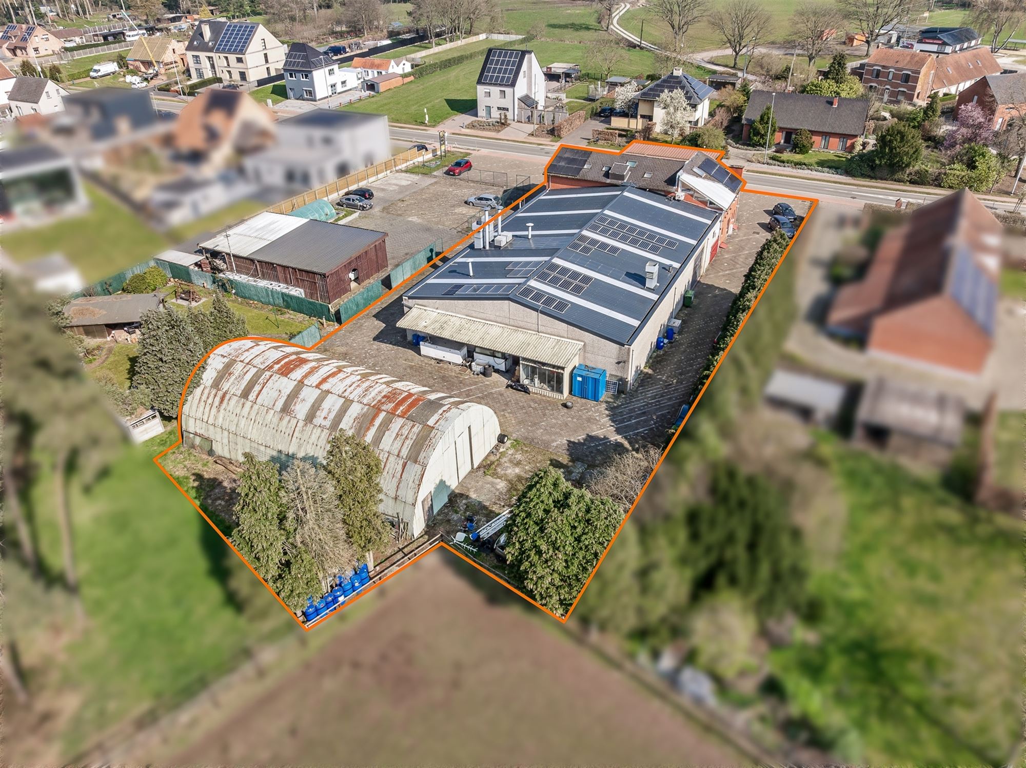 OVER TE NEMEN GARAGE (800M²) EN TANKSTATION GELEGEN OP EEN PERCEEL VAN 2727M² TE HAM - foto 4