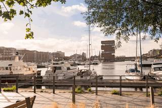 Vivre près du MAS dans le luxueux complexe résidentiel Aequor.<br /><br />Cet appartement situé au premier étage est d’un charme exceptionnel. Avec une vue frontale sur le port de plaisance et le MAS, vous profiterez pleinement de l’ambiance de l’Eilandje.<br />L'agréable pièce à vivre, dotée d'une cuisine ouverte Bulthaupt, s'ouvre naturellement sur une terrasse spacieuse offrant une vue panoramique. La terrasse est fermée, ce qui vous permet d'en profiter toute l'année.<br />Chambre principale spacieuse et salle de bains équipée d'une douche et d'un lavabo.<br />L'appartement a été aménagé avec des matériaux dernier cri et une décoration élégante, ce qui fait de chaque retour à la maison un moment de sérénité. Le pied-à-terre idéal avec une belle vue sur le port de plaisance.<br />Le confort de vie est rehaussé par une place de parking dans le parking souterrain, disponible en option au prix de 50 000 euros.