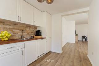 Bent u op zoek naar een eigendom waar wonen en ondernemen perfect samengaan? Dan biedt deze volledig vernieuwde handelswoning in het hart van Hamme een uitzonderlijke kans. Het pand combineert een commercieel gelijkvloers met een ruime, luxe afgewerkte gezinswoning en tal van gebruiksmogelijkheden.<br /><br />De handelsruimte (45m²) op het gelijkvloers beschikt over een aparte inkom en geniet van een uitstekende zichtbaarheid dankzij de centrale ligging. Hierdoor is het pand geschikt voor uiteenlopende activiteiten zoals een winkel, kantoor, praktijkruimte of vrij beroep.<br /><br />Het woongedeelte verrast met zijn royale volumes en hedendaagse afwerking. Op het gelijkvloers bevindt zich een aangename leefruimte met open, volledig uitgeruste keuken. Dankzij de grote raampartijen geniet u hier van veel natuurlijke lichtinval. Aansluitend vindt u een zonnig terras met een praktische achteruitgang naar de straat.<br /><br />De eerste verdieping omvat vier volwaardige slaapkamers en twee badkamers, waardoor comfort voor het hele gezin gegarandeerd is. Op de tweede verdieping bevinden zich nog twee extra slaapkamers en een derde badkamer. Deze indeling maakt het pand eveneens interessant voor grote gezinnen, kangoeroewonen, co-housing of het ontvangen van gasten.<br /><br />In 2023 onderging het gebouw een grondige renovatie, waardoor u geniet van modern wooncomfort en een instapklare afwerking. Bovendien beschikt het pand over een EPC-label C en is het volledig asbestvrij.<br /><br />De centrale ligging zorgt ervoor dat winkels, scholen, horeca en openbaar vervoer zich op korte afstand bevinden. Een veelzijdige eigendom met tal van mogelijkheden voor zowel particuliere als professionele doeleinden.<br /><br />Interesse? Neem contact op voor meer informatie of een bezichtiging ter plaatse.<br />
