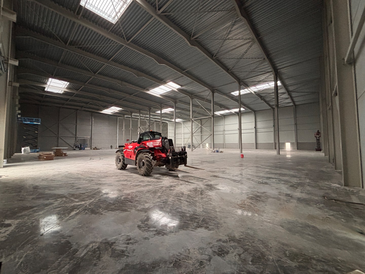 Logistieke bedrijfshal - 4069 m² - met mogelijkheid tot 1200 m² kantoren. Superligging! - foto 4