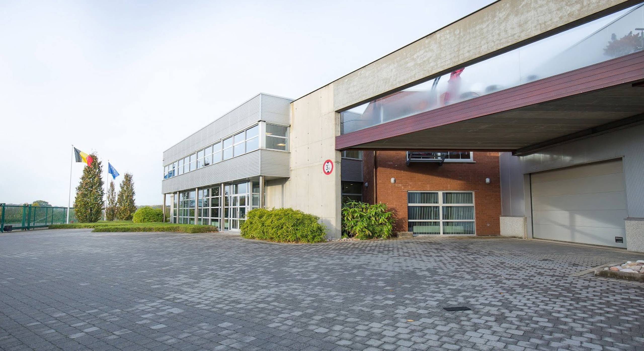 Bedrijfscomplex met atelier & kantoren – te koop / te huur - foto 1