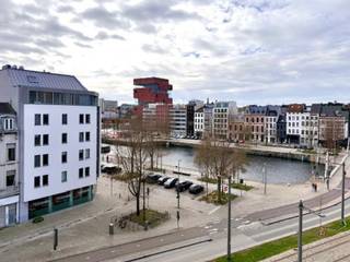 <strong>PRACHTIG NIEUWBOUW APPARTEMENT </strong>VAN 95m² MET <strong>ZICHT op het MAS</strong>. De leefruimte baadt in het licht en het grenst aan een prachtig inpandig <strong>terras van 15m²</strong>. De keuken volledig en smaakvol ingericht. De ruime inkomhal geeft uit op een badkamer, apart toilet, berging de slaapkamer en een tweede kamer ingericht als <strong>dressing</strong>. De badkamer volledig ingericht en voorzien van een gemakkelijke <strong>inloopdouche</strong>, dubbel lavabomeubel. Ondergrondse <strong>autostaanplaats </strong>€ 120,- p.mnd<strong> </strong>en <strong>drie fietshaken</strong>. Maandelijkse provisie gemeenschappelijke verwarming, onderhoud en liften; € 125,- <br /><strong><br /></strong>