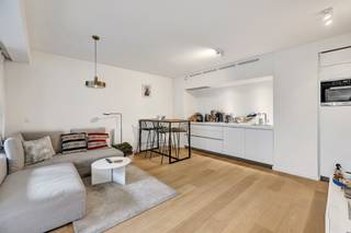 Op de 1e verdieping van het iconische gebouw “Edition”, gelegen aan de Louizalaan ter hoogte van de wijk Châtelain, presenteren wij een prachtig appartement met een oppervlakte van ongeveer 50 m².<br />Het appartement bestaat uit een inkomhal met gastentoilet, een leefruimte met open keuken van ongeveer 25 m² die toegang geeft tot het zuidwestgericht terras van 15 m², één slaapkamer en een badkamer. Kelder inbegrepen. Parkeerplaats beschikbaar voor €40.000.<br />Voorzien van driedubbele beglazing, een brandwerende deur, een energiezuinig gebouw en zonnepanelen. EPC: B+. Elektrische installatie conform. Vrij bij akte.<br />Uitstekend gelegen nabij openbaar vervoer, vlot bereikbaar met de wagen en dicht bij winkels. U zal gecharmeerd zijn door de ligging, de lichtinval en het terras. Een bezoek is absoluut de moeite waard!