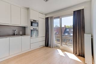 In het hart van Roeselare, op wandelafstand van winkels, horeca en het station, vinden we dit ruim en instapklaar appartement terug. Het appartement bevindt zich op de derde verdieping van een goed onderhouden residentie en beschikt over een bewoonbare oppervlakte van 113 m². Dankzij de centrale ligging – met vlotte verbindingen en alle voorzieningen vlakbij – is dit appartement ideaal voor wie ruimte, comfort en bereikbaarheid wil combineren.<br /><br /><strong>Indeling van het appartement:</strong><br /><u>Derde verdieping</u>: inkomhal, lichtrijke woonkamer, volledig ingerichte keuken (voorzien van dubbele spoeltafel, kookplaat, dampkap, koelkast, vaatwasmachine, oven en microgolfoven) met aansluitende keukenberging, technische ruimte, badkamer, 3 volwaardige slaapkamers, apart toilet en twee zonnige terrassen (voor- en achteraan).<br /><br /><strong>Troeven:</strong>
<ul>
	<li>Ruim en instapklaar appartement (113 m²), recent en grondig gerenoveerd met duurzame materialen. </li>
	<li>Lichtrijke leefruimte met airco en volledig ingerichte keuken. </li>
	<li>Centrale ligging in het hart van Roeselare. </li>
	<li>Mogelijkheid tot afgesloten parkeerplaats in het gebouw (bij te kopen voor €20.000). </li>
	<li>Geschikt voor eigen bewoning als voor investeerders.</li>
</ul>
Ben je op zoek naar een ruim en instapklaar appartement met centrale ligging in Roeselare? Dan is dit pand zeker een bezoek waard!<br /><br /><strong>Interesse?</strong> Neem contact op met ons kantoor voor meer informatie of plan een vrijblijvend bezoek. Bel ons op T. 051 | 201 400 en ontdek zelf de troeven van dit appartement.