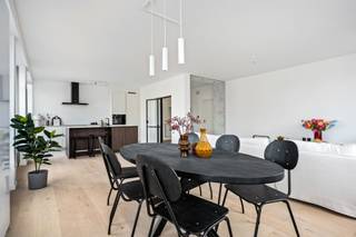 <p>Dit stijlvolle hoekappartement van 131m² in Lier biedt ultiem comfort en een eigentijds design. Het appartement beschikt over een riante inkomhal met veel natuurlijk licht, twee ruime slaapkamers, bureau, een volledig ingerichte badkamer en een open leefruimte. Uniek is de hoekligging met grote ramen in alle kamers van het appartement. De open keuken met keukeneiland is voorzien van moderne keukenapparatuur. De luxe badkamer is uitgerust met moderne sanitair, waaronder een badkamermeubel met twee wastafels, een inloopdouche met natuurstenen wanden en is elegant afgewerkt met neutrale tinten. Het appartement kenmerkt zich door de open indeling, hoogwaardige materialen, parketvloeren en een verfijnde, minimalistische esthetiek. Zowel aan de voor- als de achtergevel grenst een terras. Het terras aan de achtergevel is zuid georiënteerd. De combinatie van licht en ruimte creëert een uitnodigende sfeer. Dit is het ideale onderkomen voor wie op zoek is naar een licht appartement met de nodige luxe afwerking en comfort in hartje Lier. Elk appartement beschikt bovendien over een private berging, en één van de gelijkvloerse 1-slaapkamerappartementen heeft een tuin met garage. <strong>Alle appartementen worden verkocht met een verplicht aan te kopen kelderberging.</strong> <strong>Maak een afspraak om de modelappartementen te bezichtigen en meer info te verkrijgen.</strong></p>