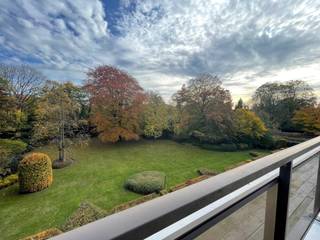 Prachtig duplex appartement van ca. 162 m² met twee terrassen van resp. 10 m² (zuid-oost) en 55 m² (zuid). Het appartement maakt deel uit van een goed beheerde residentie temidden van een parkdomein van 5783 m². De hal geeft uit op een ruime woonkamer op parket met kamerbrede raampartij en terras met zicht op de parktuin en het eerste terras van 10 m². Naastgelegen klassieke witte keuken met alle vernieuwde toestellen en berging/wasplaats. Verder hal met gastentoilet, en handenwasser, twee slaapkamers op parket en badkamer met ligbad, douche, toilet en dubbel lavabomeubel. In de woonkamer is een toegangsdeur met trap naar de bovengelegen verdieping (momenteel voorzien van traplift). Deze bestaat uit één lichte open ruimte (vergelijkbaar met een studio) met eveneens aparte ingang naar de traphal, en een aparte badkamer met douche, lavabomeubel, toilet en aansluiting voor wasmachine. Bovendien zijn op deze verdieping extra aansluitingen voor tweede keuken, of bad. Deze ruimte heeft ook vloerverwarming doch tevens een een airco/inverter die ook als verwarming kan gebruikt worden (warme/koude lucht). Aansluitend via kamerbrede raampartij bereikbaar een zuidgericht dakterras van ca. 55 m² waar u de hele dag zon heeft. De residentie is ideaal gelegen in een zeer rustige eenrichtingsstraat nabij de oude dorpskern van Schilde (aan de kerk). Ook is er nog een gemeenschappelijke fietsenberging. Alle ruimten zijn op eiken parket behoudens inkomhal, keuken, berging, badkamers en toilet die een tegelvloer hebben. In het aanbod is één ruime staanplaats en ondergrondse berging inbegrepen. In goede staat van onderhoud en instapklaar of naar smaak te moderniseren. Vg, gvkr, gvv, gdv, wg. Epc 259 kWh/m² oftewel label C (makkelijk te verlagen door het vernieuwen van de schuifpuien). Maandelijkse kost gemene delen ca. 300 euro (hierin zit begrepen het onderhoud van het gemeenschappelijke parkdomein dat toegankelijk is voor iedereen).